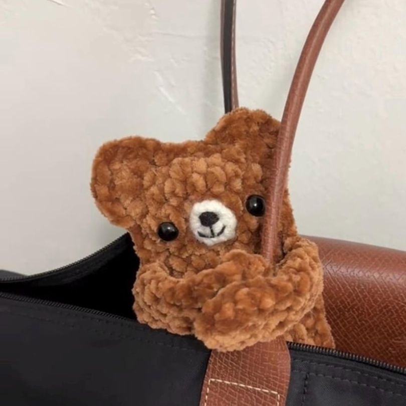 cute bear hugging airpods holder pattern