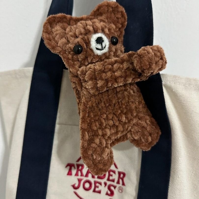 cute bear hugging airpods holder pattern