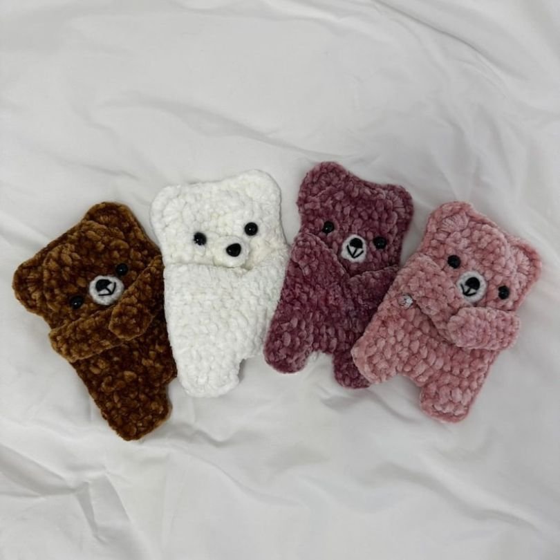 cute bear hugging airpods holder pattern